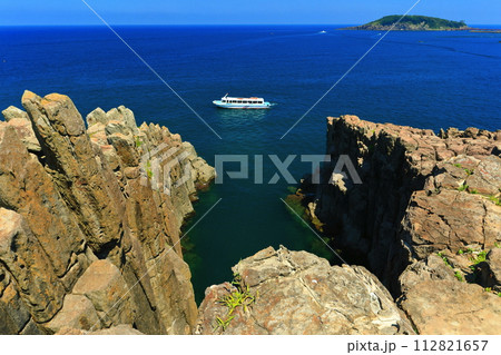 【福井県】晴天下の東尋坊と雄島（越前海岸） 112821657