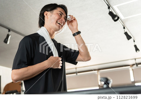 ジム・トレーニングジムのランニングマシンに乗る男性（有酸素運動・ウォーキング・ランニング） 112821699