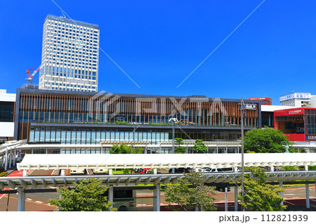 【福井県】快晴のJR福井駅東口（北陸新幹線） 112821939