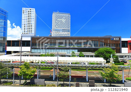 【福井県】快晴のJR福井駅東口（北陸新幹線） 112821940