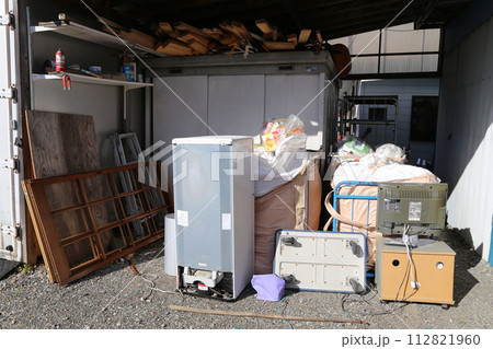 産業廃棄物や一般廃棄物のごみ処分場、リサイクル 112821960