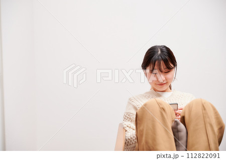 家でスマホを操作する女性 家でスマホを操作する女性 112822091
