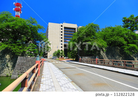 【福井県】快晴の福井県庁舎 112822128
