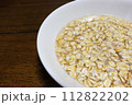 水にひたしたオートミール 112822202