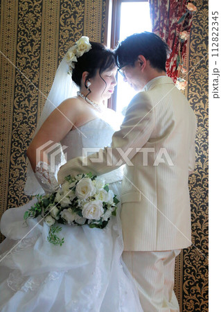 ウエディングドレス姿の新婦様とタキシードの新郎様室内撮影のフォトウエディング ウエディングドレス姿の新婦様とタキシードの新郎様室内撮影のフォトウエディング 112822345