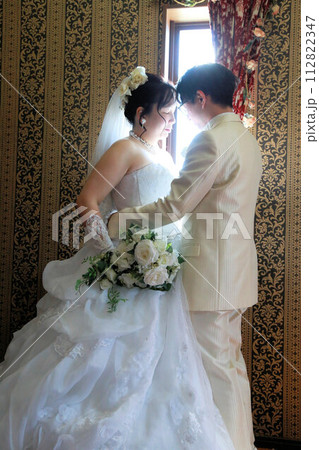 ウエディングドレス姿の新婦様とタキシードの新郎様室内撮影のフォトウエディング 112822347
