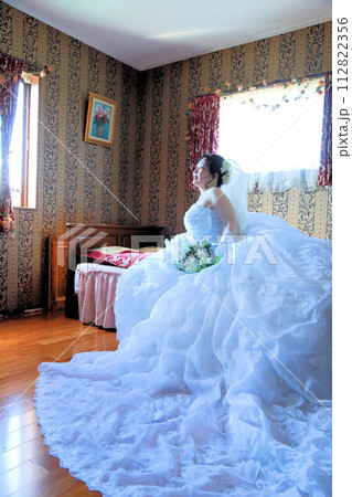 ウエディングドレス姿の新婦様室内撮影のフォトウエディング ウエディングドレス姿の新婦様室内撮影のフォトウエディング 112822356
