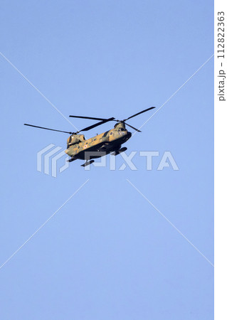 陸上自衛隊の大型ヘリコプター 112822363