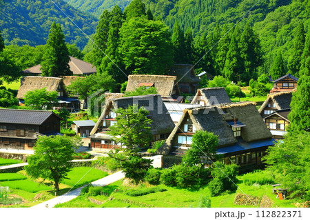 【富山県】新緑の五箇山相倉合掌集落の眺望 112822371
