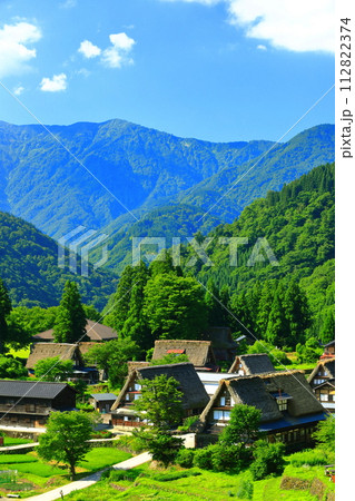 【富山県】新緑の五箇山相倉合掌集落の眺望 【富山県】新緑の五箇山相倉合掌集落の眺望 112822374