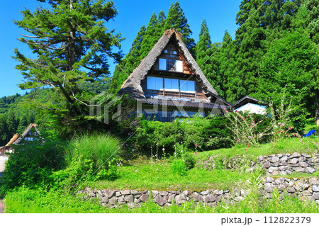 【富山県】新緑の五箇山相倉合掌集落 112822379