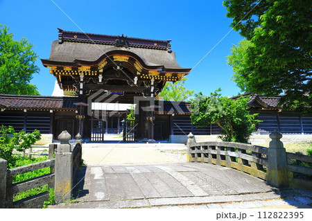 【富山県】快晴の勝興寺の唐門 112822395