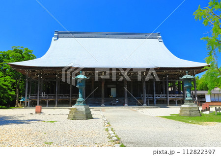 【富山県】快晴の勝興寺の巨大な本堂（国宝） 112822397