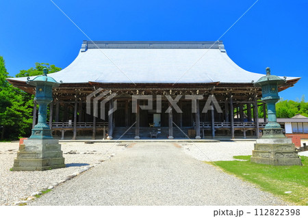 【富山県】快晴の勝興寺の巨大な本堂(国宝) 【富山県】快晴の勝興寺の巨大な本堂(国宝) 112822398