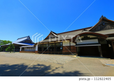 【富山県】快晴の勝興寺の大広間及び式台と本堂 【富山県】快晴の勝興寺の大広間及び式台と本堂 112822405