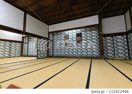 【富山県】快晴の勝興寺の大広間及び式台の内部 112822406