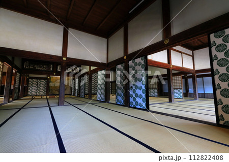 【富山県】快晴の勝興寺の大広間及び式台の内部 【富山県】快晴の勝興寺の大広間及び式台の内部 112822408