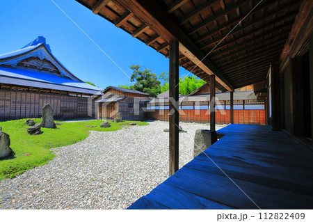 【富山県】快晴の勝興寺の大広間及び式台の中庭 112822409