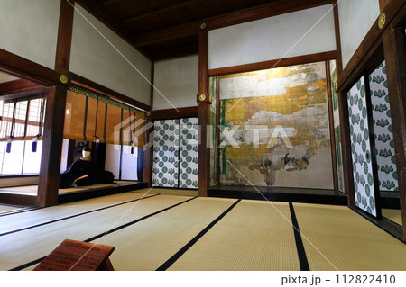 【富山県】快晴の勝興寺の大広間及び式台の内部 112822410
