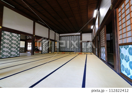 【富山県】快晴の勝興寺の大広間及び式台の内部 112822412