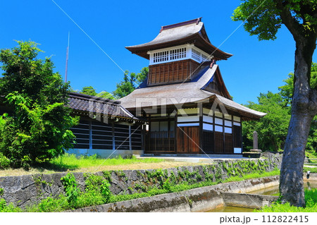 【富山県】快晴の勝興寺の鼓堂 112822415
