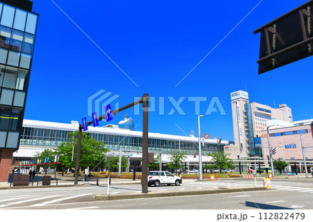 【富山県】快晴のJR富山駅（富山LRT） 112822479