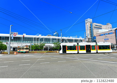 【富山県】快晴のJR富山駅（富山LRT） 112822480