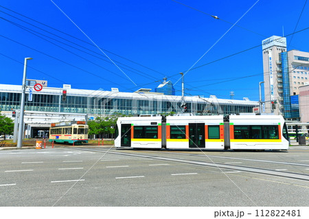 【富山県】快晴のJR富山駅（富山LRT） 112822481