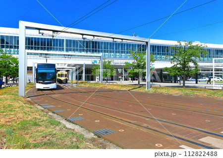 【富山県】快晴のJR富山駅（富山LRT） 112822488