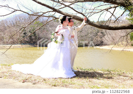 ウエディングドレス姿の可愛い新婦様とタキシードの新郎様ロケ撮影のフォトウエディング ウエディングドレス姿の可愛い新婦様とタキシードの新郎様ロケ撮影のフォトウエディング 112822568