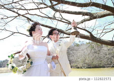 ウエディングドレス姿の可愛い新婦様とタキシードの新郎様ロケ撮影のフォトウエディング ウエディングドレス姿の可愛い新婦様とタキシードの新郎様ロケ撮影のフォトウエディング 112822571