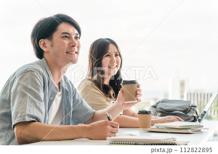 大学・学校で楽しい講義を受ける大学生(高校生・学生・塾・予備校) 大学・学校で楽しい講義を受ける大学生(高校生・学生・塾・予備校) 112822895