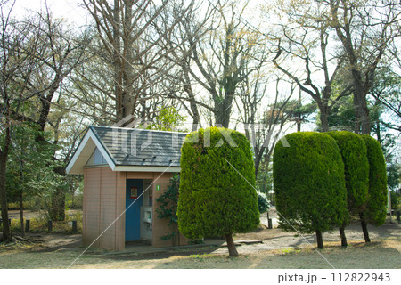 トイレのある公園の風景 トイレのある公園の風景 112822943