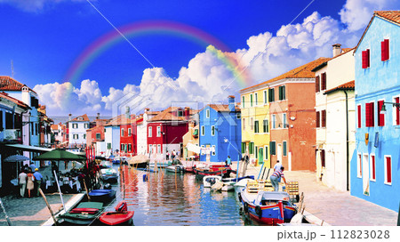 ベネツィアのブラノ島のカラフルな街並み 112823028