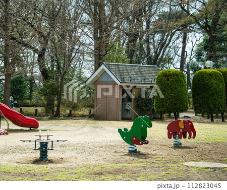 トイレのある公園の風景 トイレのある公園の風景 112823045