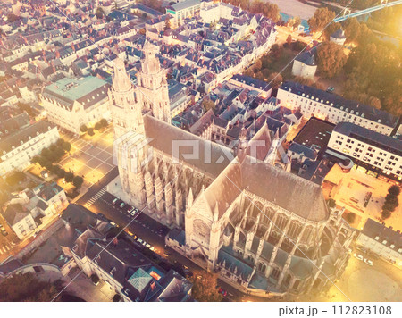 Night view of Cathedral Saint-Gatien in Tours 112823108