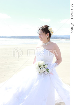 ウエディングドレス姿の新婦様フォトウエディング、海でのロケーション撮影 ウエディングドレス姿の新婦様フォトウエディング、海でのロケーション撮影 112823177