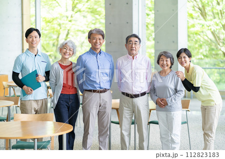 介護施設　シニアと介護士 112823183