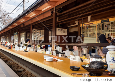 高架と線路の風景　日本　イメージ　駅　旅行　夢　AI生成 112823196