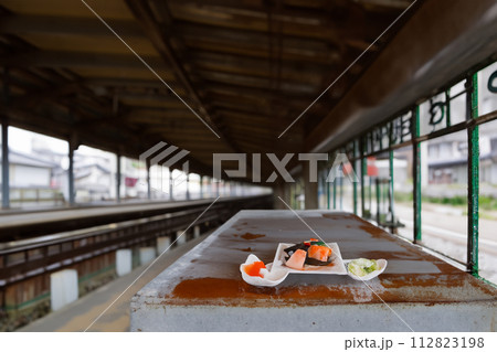 高架と線路の風景　日本　イメージ　駅　旅行　夢　AI生成 112823198