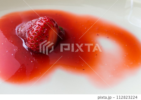 イチゴのデザート　苺　ストロベリー　ムース　シロップ　ソース 112823224