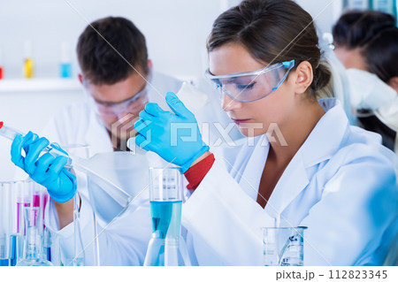 化学実験室　研究所　研究　科学者　サイエンティスト　試験管　薬物　バイオ　女性　男性　白人 112823345