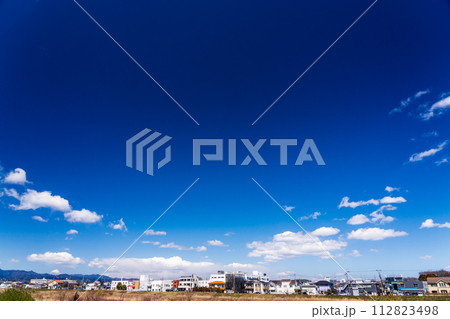 春の青空に浮かぶ白い雲と住宅街 春の青空に浮かぶ白い雲と住宅街 112823498