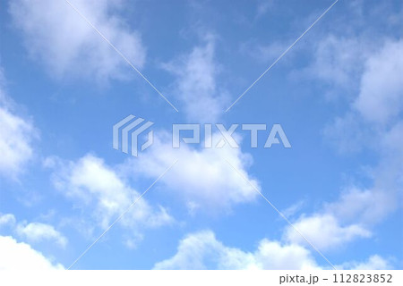 夏の青空と白い雲 夏の青空と白い雲 112823852