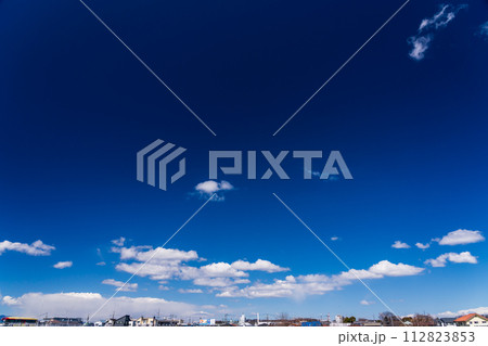 春の青空に浮かぶ白い雲と住宅街 112823853