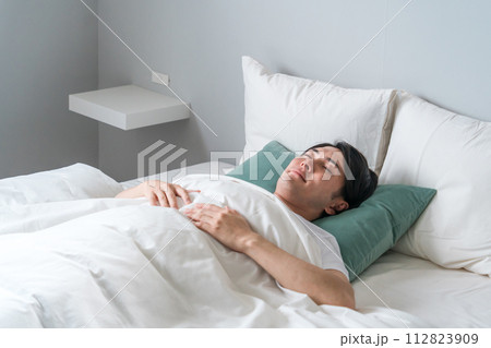 寝室で良質な睡眠・熟睡・快眠する男性(睡眠・眠る・昼寝) 寝室で良質な睡眠・熟睡・快眠する男性(睡眠・眠る・昼寝) 112823909