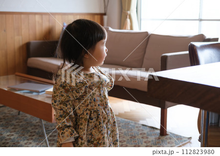 ママをみている子供 112823980