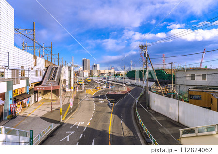 日本の相模原都市景観　橋本駅や中央新幹線の神奈川県駅（仮称）新設工事（画面右側）などを望む 112824062
