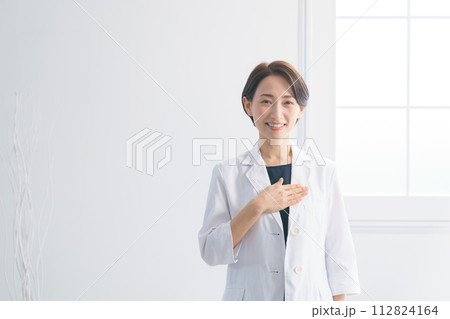 白衣を着た女性のポートレート 112824164