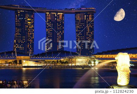 星空の美しいシンガポールの港の夜景 星空の美しいシンガポールの港の夜景 112824230